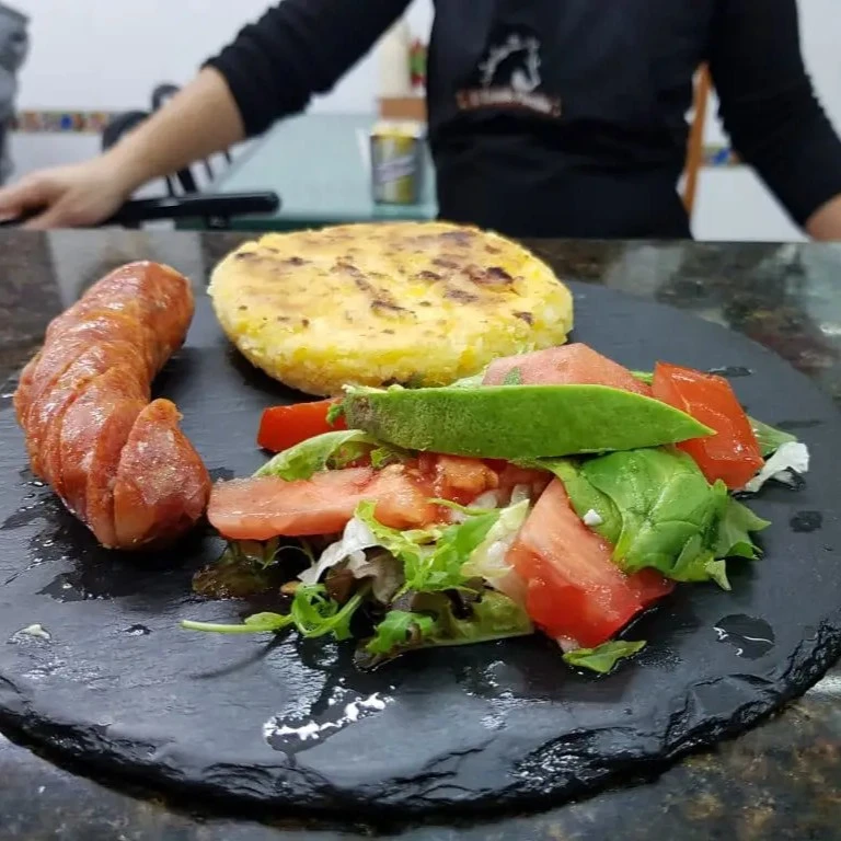 Porción colombiana de chorizo con arepa y papa de El Establo en Valencia