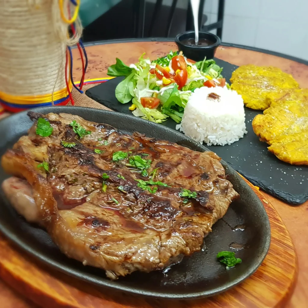 Churrasco de ternera a la parrilla con patacones, arroz y ensalada en El Establo, Valencia