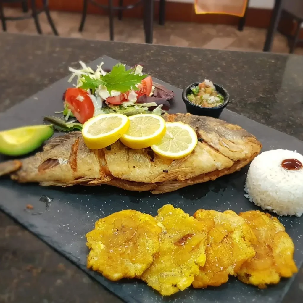 Dorada frita colombiana con patacones, arroz y ensalada de El Establo en Valencia