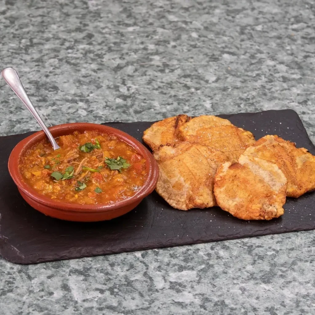 Patacones colombianos con pollo, carne desmechada o guacamole para compartir en El Establo, Valencia