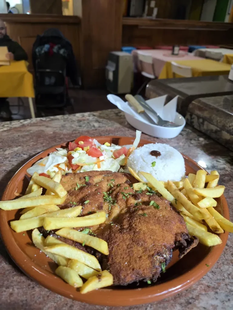 Chuleta empanizada con arroz, patatas y ensalada de El Establo en Valencia