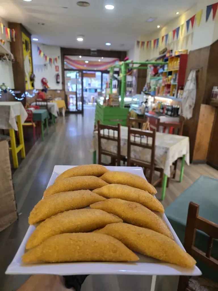 Empanadas colombianas de pollo y ternera de El Establo en Valencia