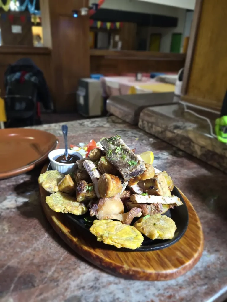 Parrillada colombiana con carnes a la parrilla y acompañamientos de El Establo, Valencia